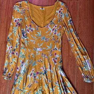 Sweetheart neckline Floral dress with long sleeves.